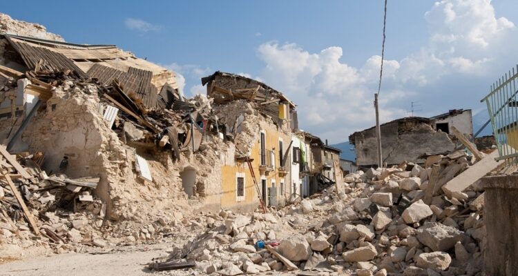ilustrasi reruntuhan gempa. Gempa di turki melahirkan tagar pray for turkey 2023 yang trending di twitter. Foto Pixabay